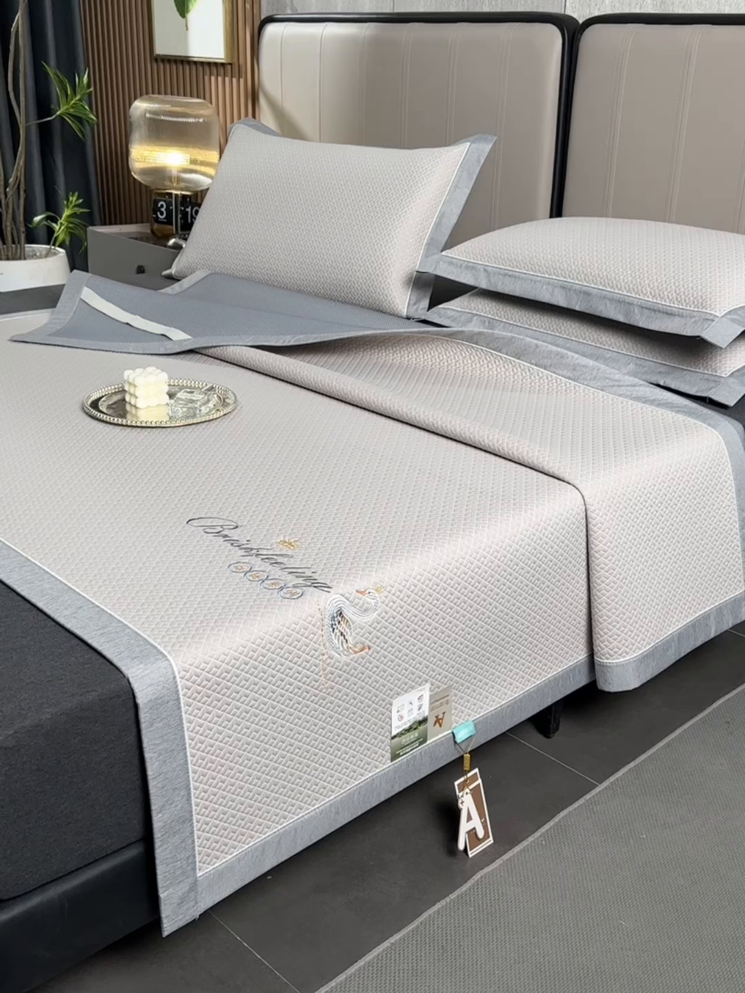 91家纺网 家纺一手货源 找家纺 小牛席业 2026春夏新款天鹅刺绣冷感豆豆席凉席席子系列 天鹅刺绣冷感豆豆席（米咖）