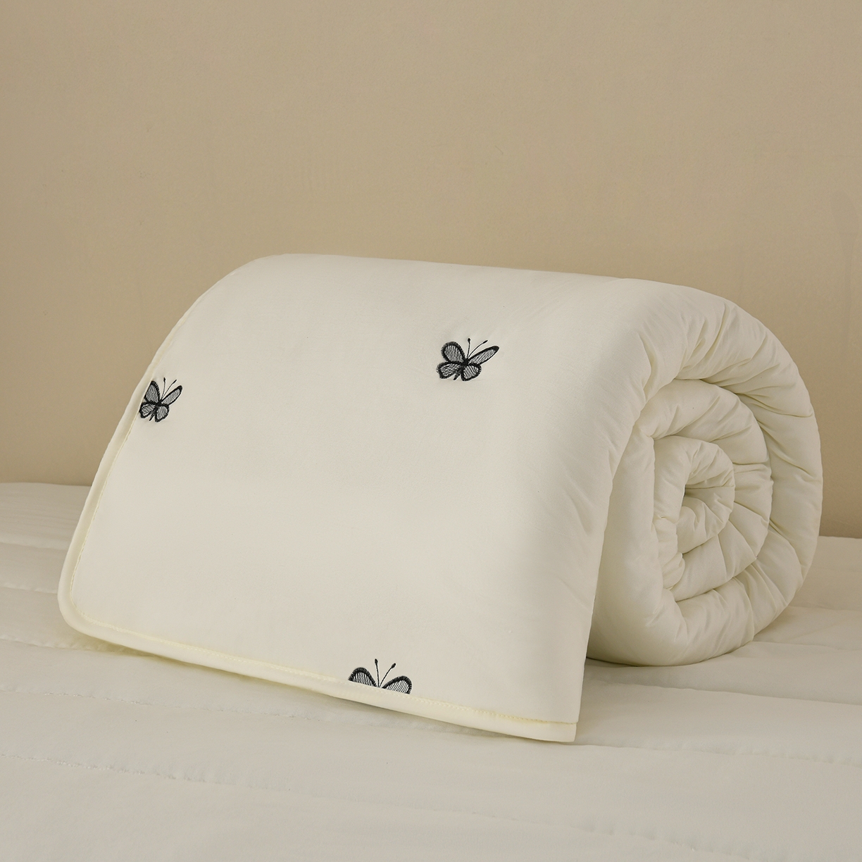 91家纺网 家纺一手货源 找家纺 推推家纺 2026新款水洗棉床盖夏被四件套 蝴蝶-米白