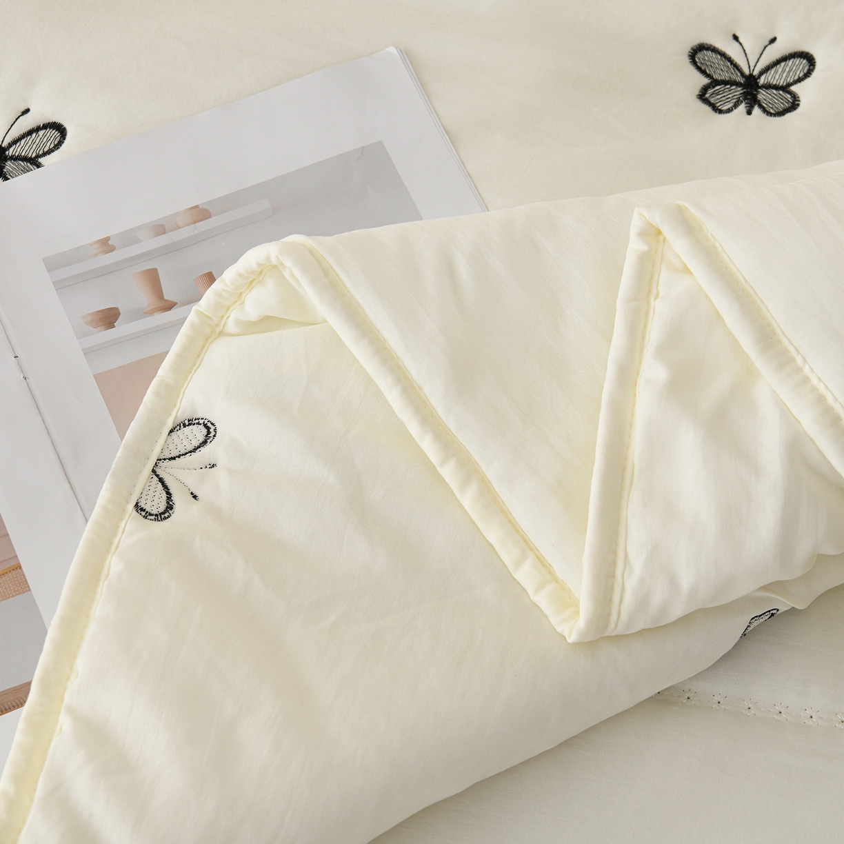 91家纺网 家纺一手货源 找家纺 推推家纺 2026新款水洗棉床盖夏被四件套 蝴蝶-米白