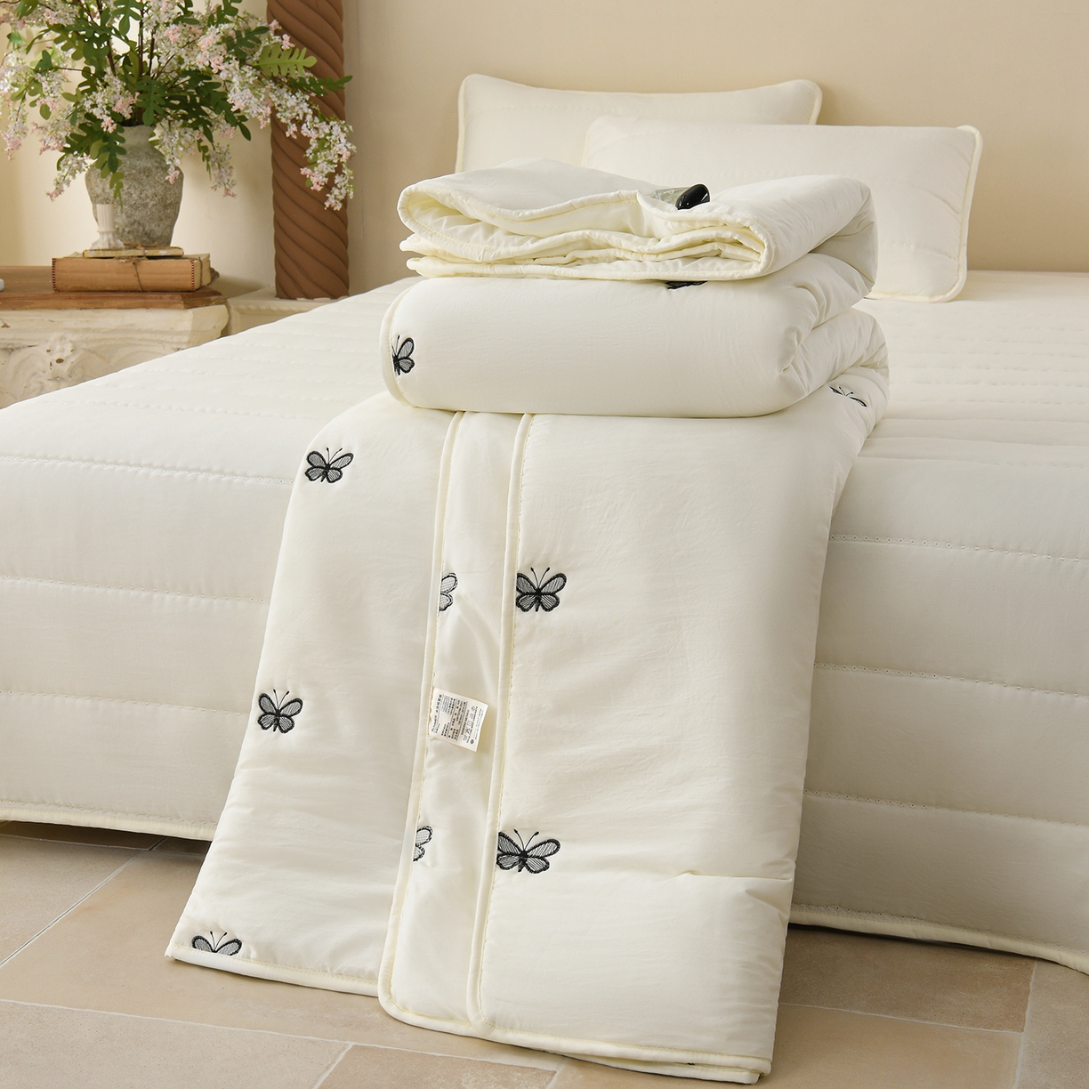 91家纺网 家纺一手货源 找家纺 推推家纺 2026新款水洗棉床盖夏被四件套 蝴蝶-米白