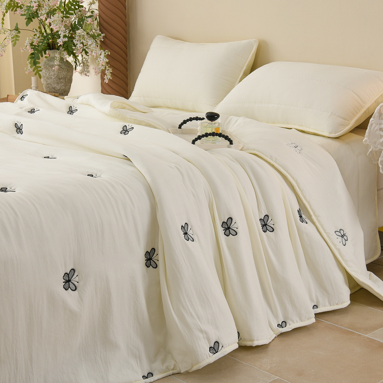 91家纺网 家纺一手货源 找家纺 推推家纺 2026新款水洗棉床盖夏被四件套 蝴蝶-米白
