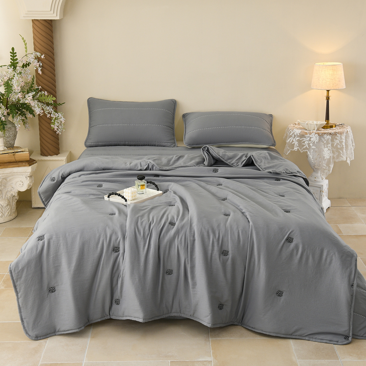 91家纺网 家纺一手货源 找家纺 推推家纺 2026新款水洗棉床盖夏被四件套 玫瑰-灰色