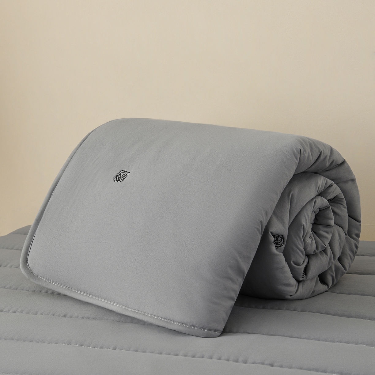 91家纺网 家纺一手货源 找家纺 推推家纺 2026新款水洗棉床盖夏被四件套 玫瑰-灰色