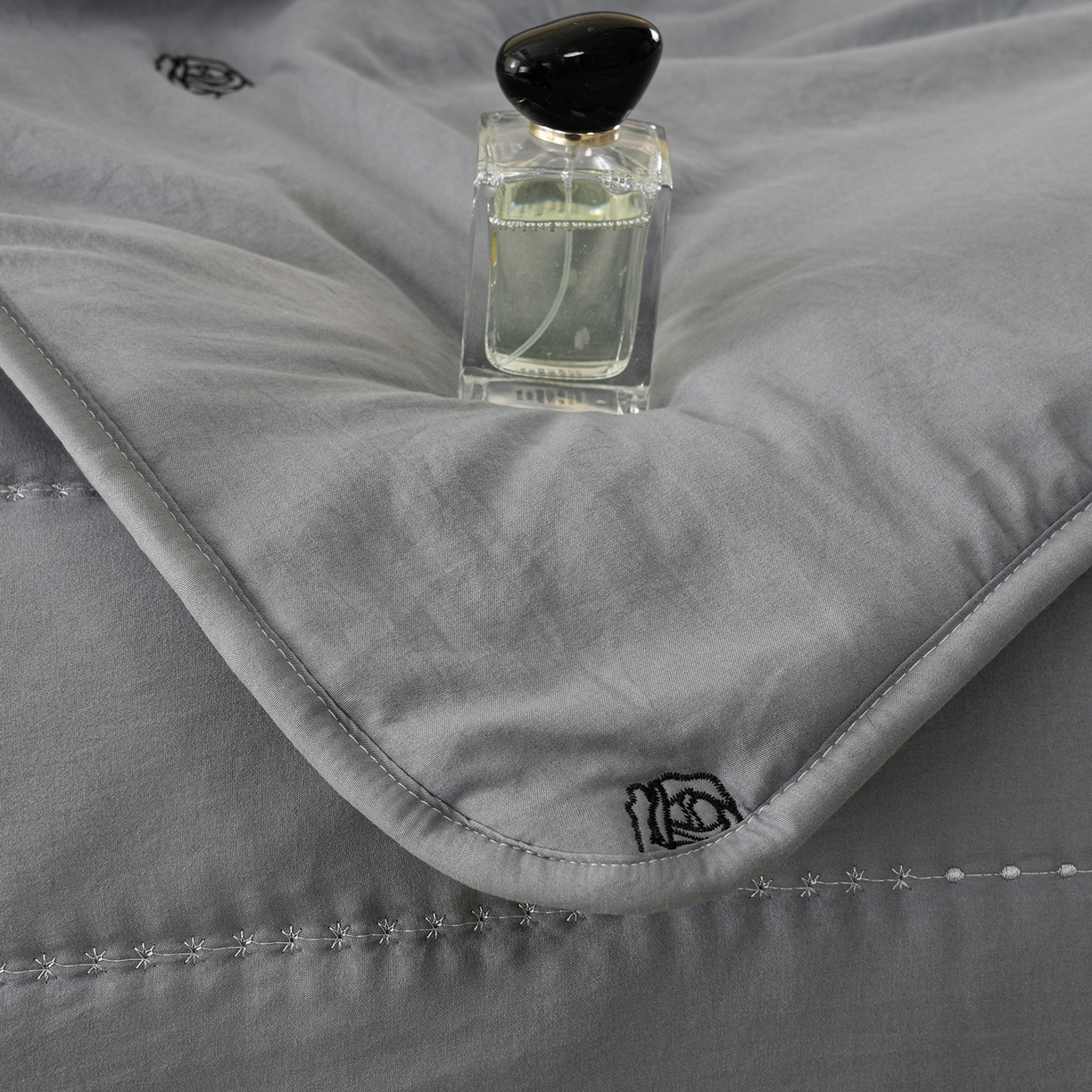 91家纺网 家纺一手货源 找家纺 推推家纺 2026新款水洗棉床盖夏被四件套 玫瑰-灰色