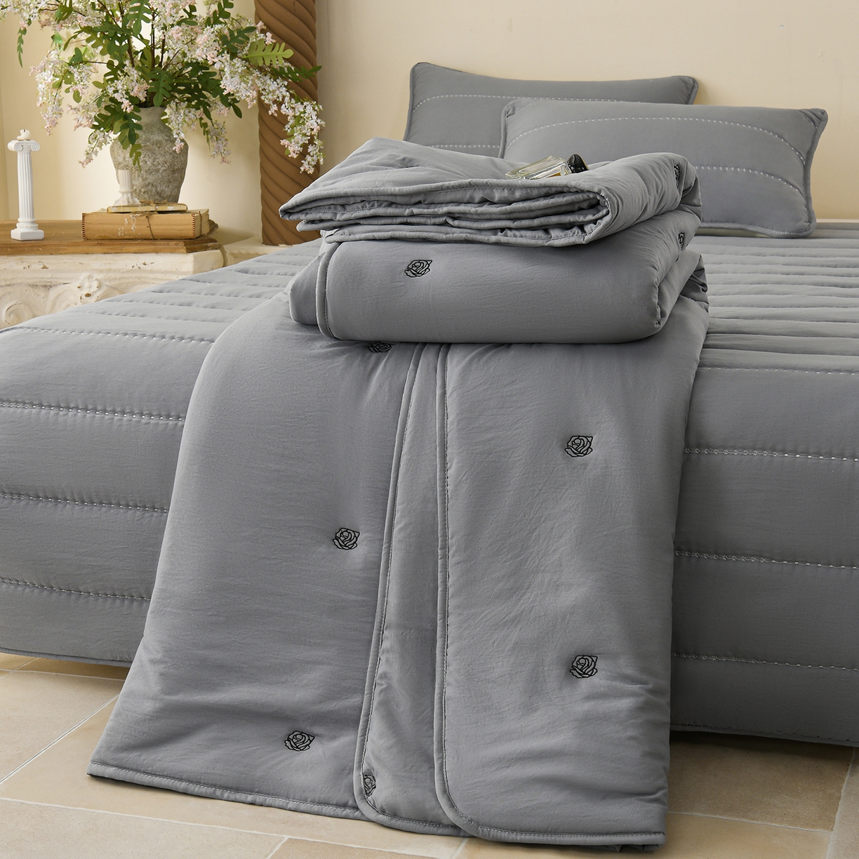 91家纺网 家纺一手货源 找家纺 推推家纺 2026新款水洗棉床盖夏被四件套 玫瑰-灰色