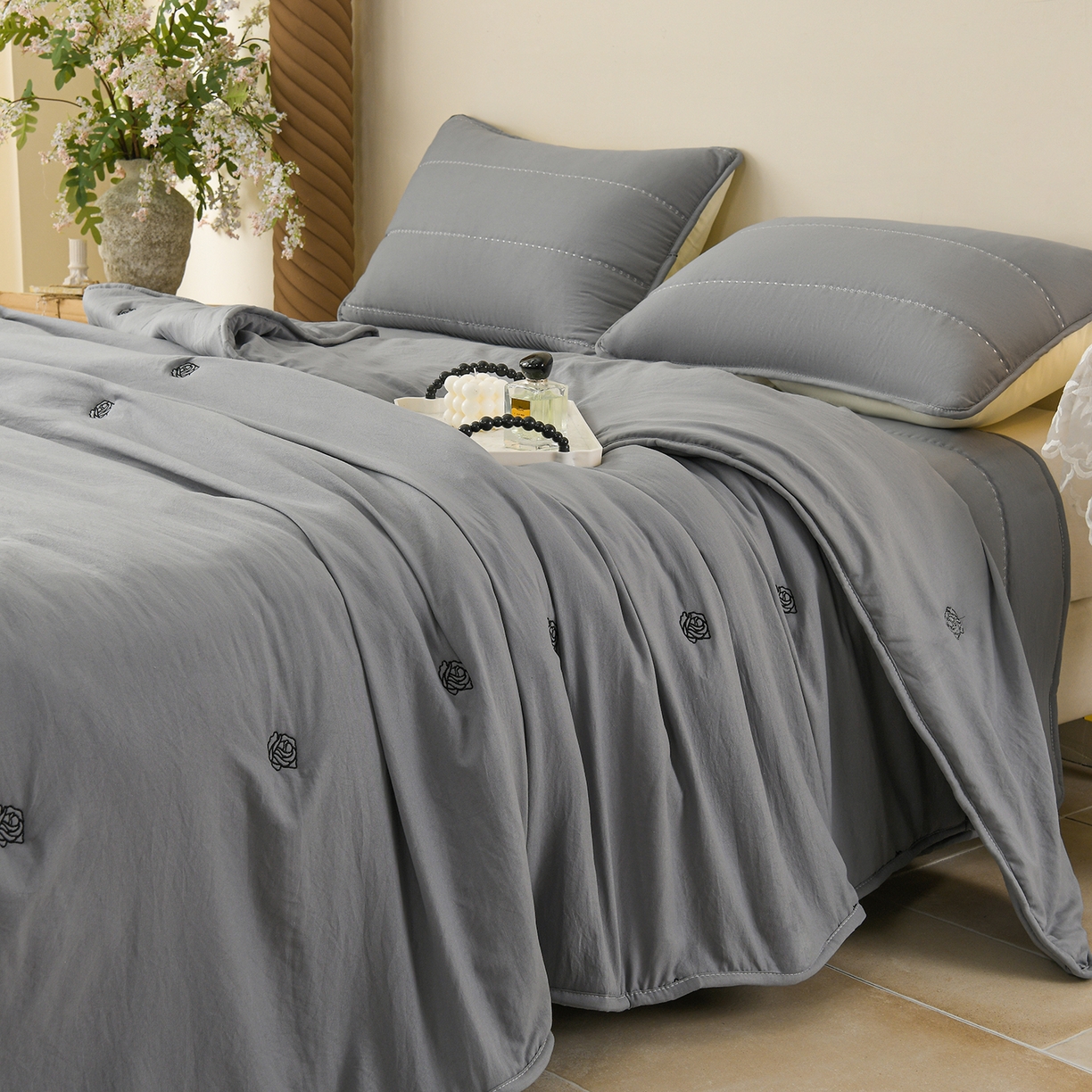 91家纺网 家纺一手货源 找家纺 推推家纺 2026新款水洗棉床盖夏被四件套 玫瑰-灰色