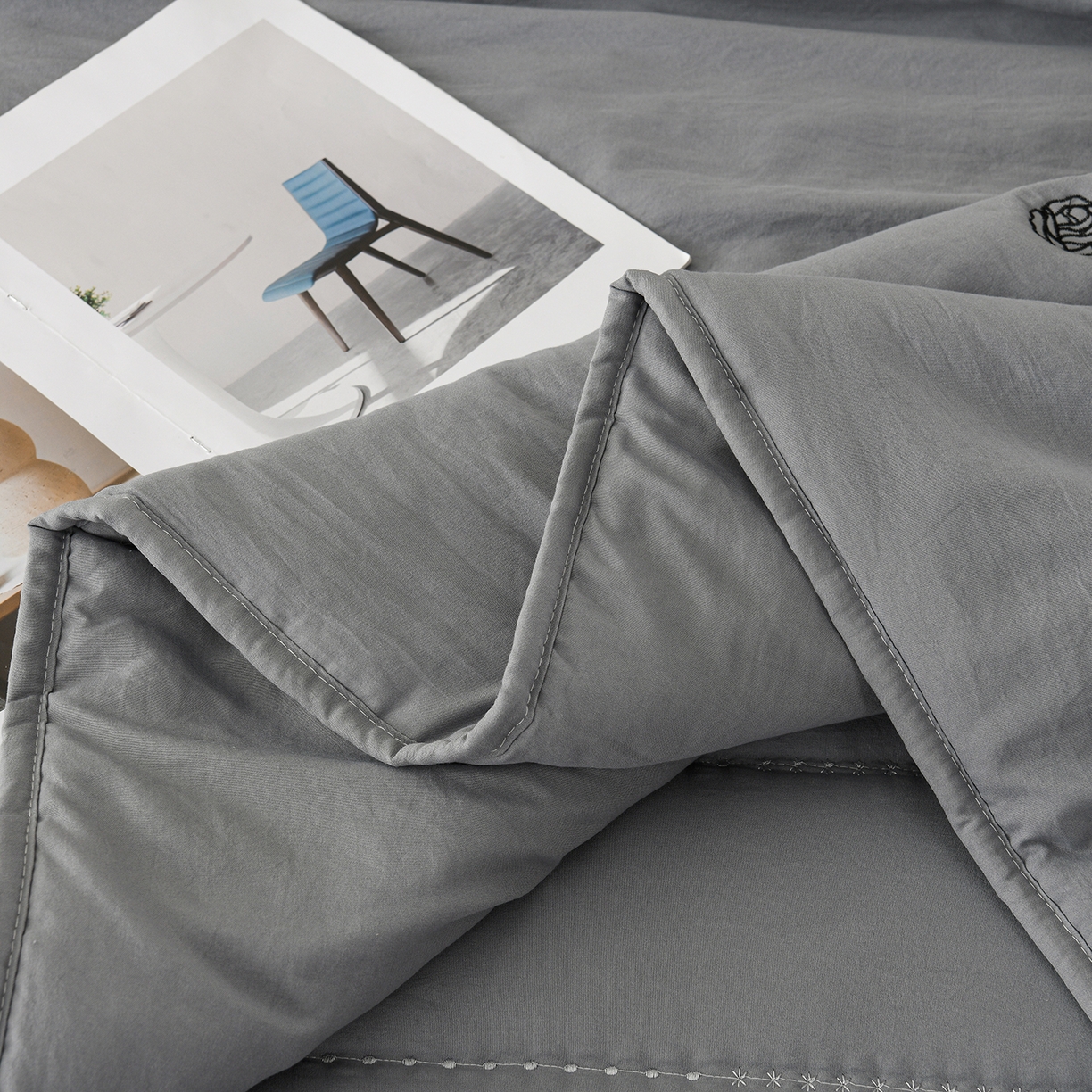 91家纺网 家纺一手货源 找家纺 推推家纺 2026新款水洗棉床盖夏被四件套 玫瑰-灰色