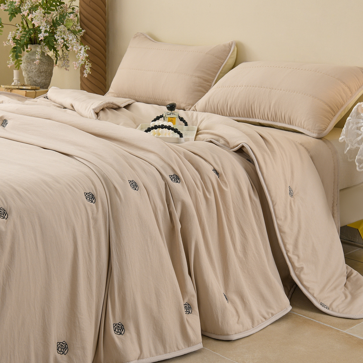 91家纺网 家纺一手货源 找家纺 推推家纺 2026新款水洗棉床盖夏被四件套 玫瑰卡其