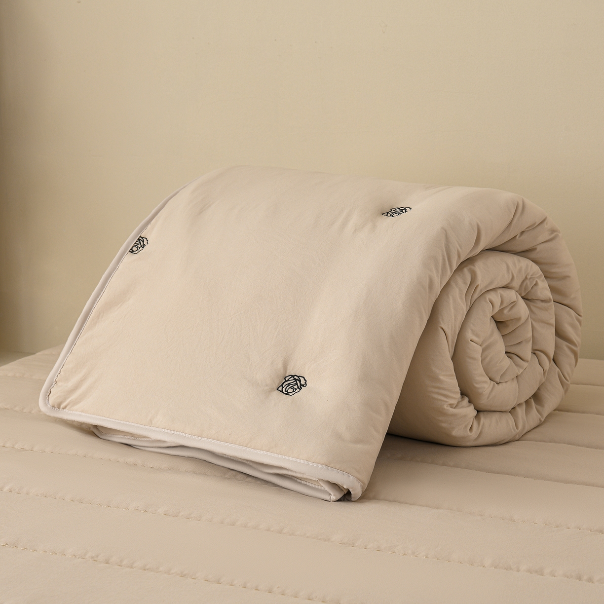 91家纺网 家纺一手货源 找家纺 推推家纺 2026新款水洗棉床盖夏被四件套 玫瑰卡其