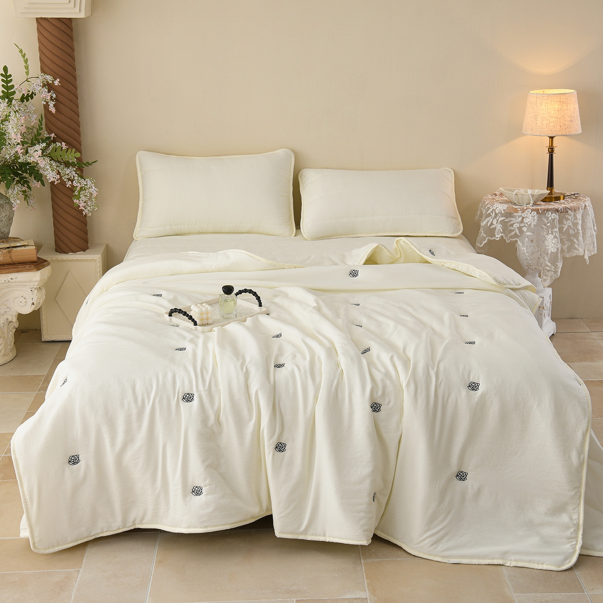 91家纺网 家纺一手货源 找家纺 推推家纺 2026新款水洗棉床盖夏被四件套 玫瑰-米白