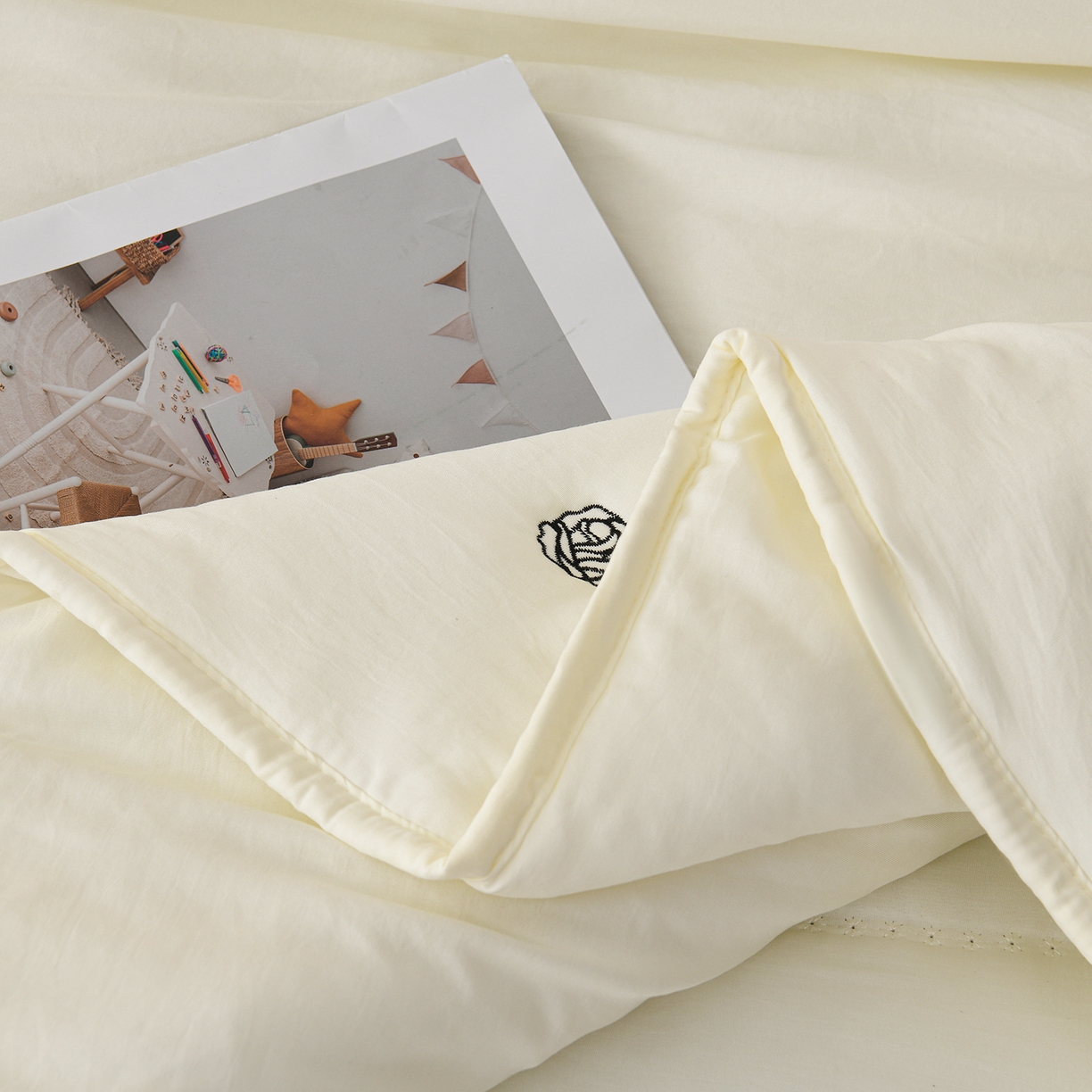 91家纺网 家纺一手货源 找家纺 推推家纺 2026新款水洗棉床盖夏被四件套 玫瑰-米白