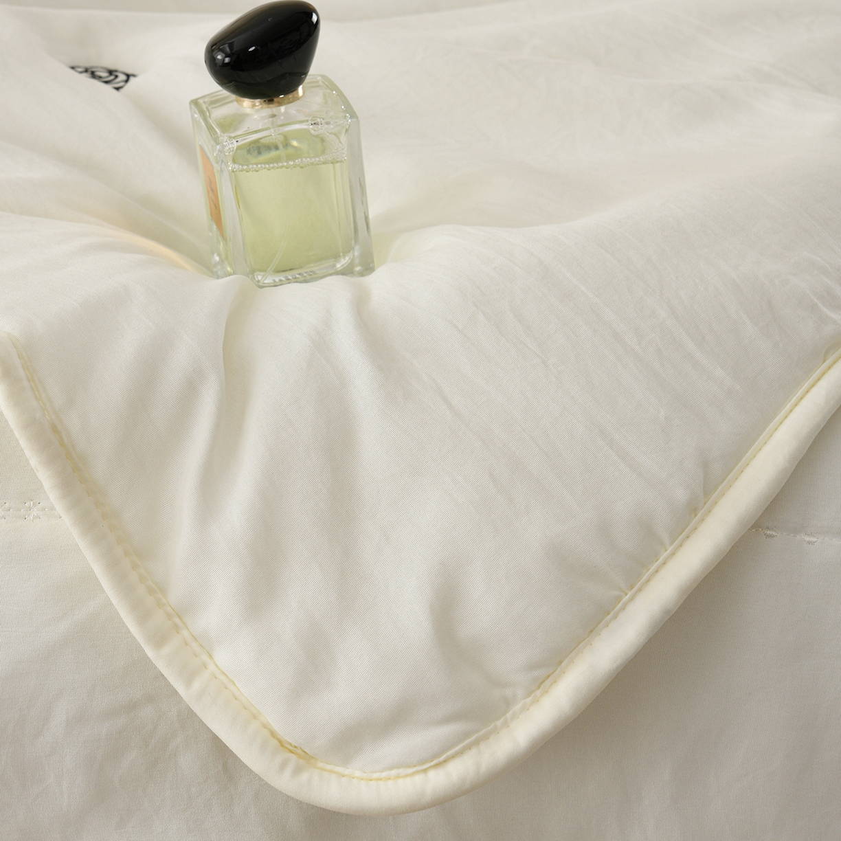 91家纺网 家纺一手货源 找家纺 推推家纺 2026新款水洗棉床盖夏被四件套 玫瑰-米白