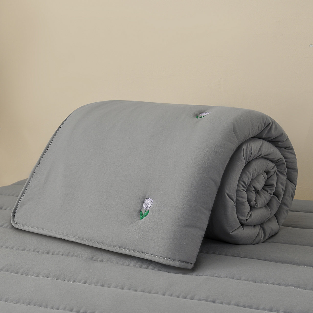 91家纺网 家纺一手货源 找家纺 推推家纺 2026新款水洗棉床盖夏被四件套 郁金香-灰色