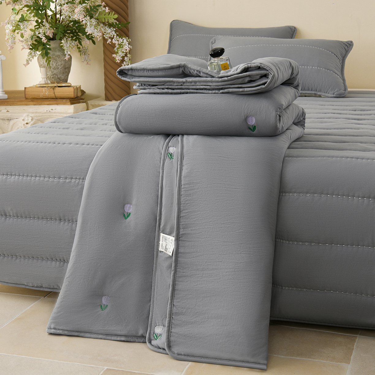 91家纺网 家纺一手货源 找家纺 推推家纺 2026新款水洗棉床盖夏被四件套 郁金香-灰色