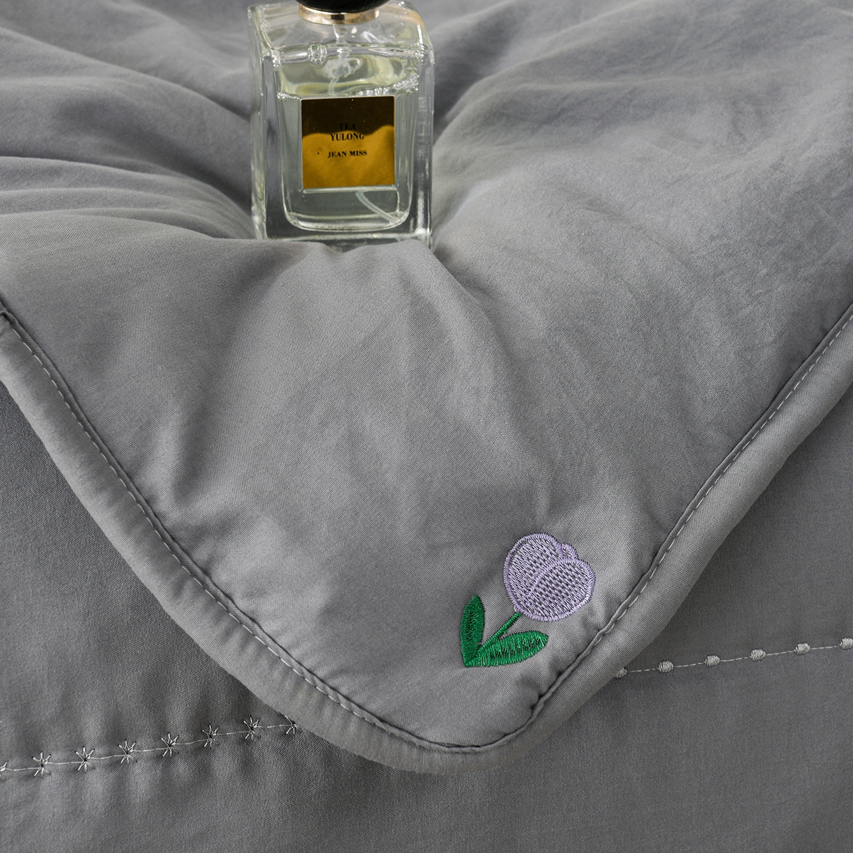 91家纺网 家纺一手货源 找家纺 推推家纺 2026新款水洗棉床盖夏被四件套 郁金香-灰色