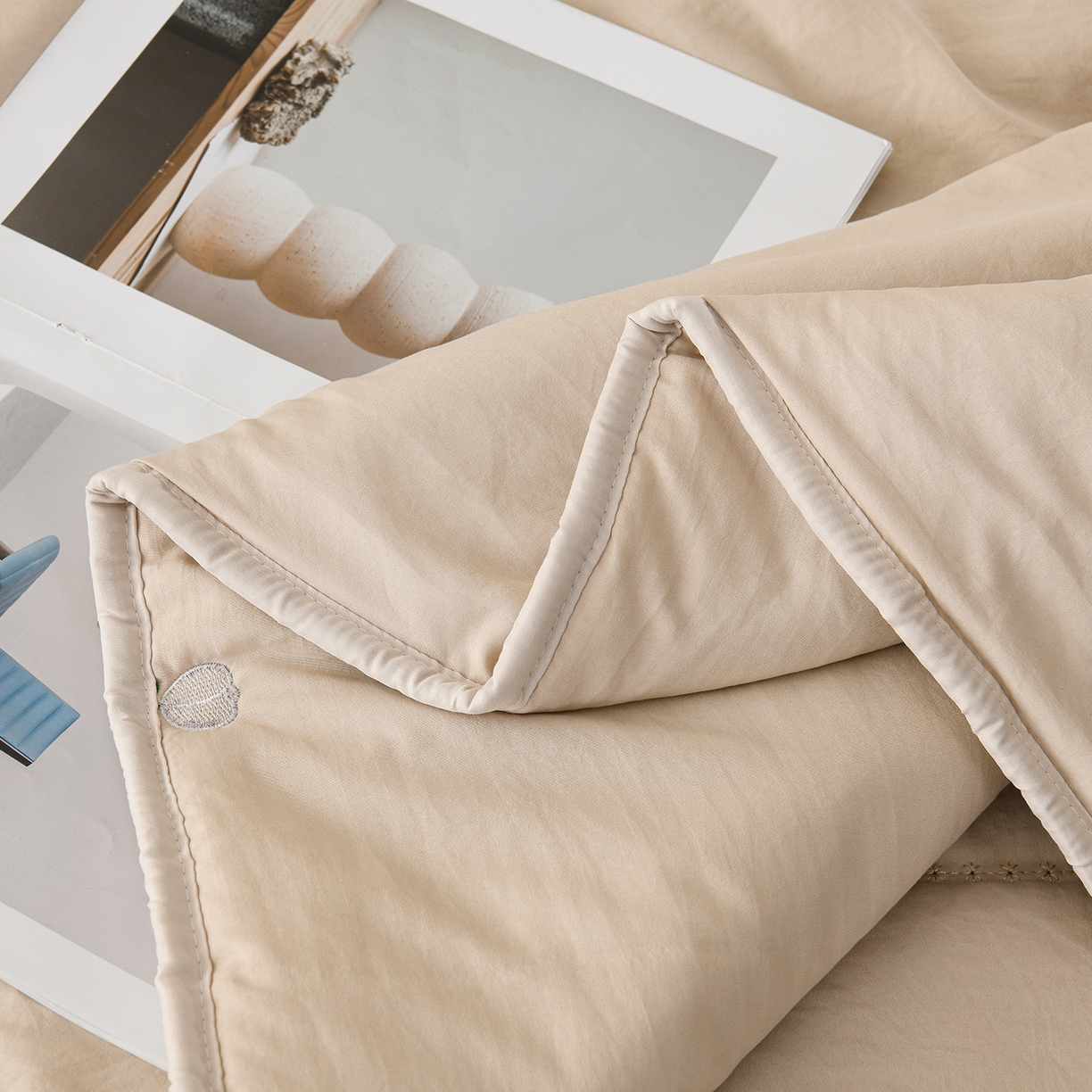 91家纺网 家纺一手货源 找家纺 推推家纺 2026新款水洗棉床盖夏被四件套 郁金香卡其