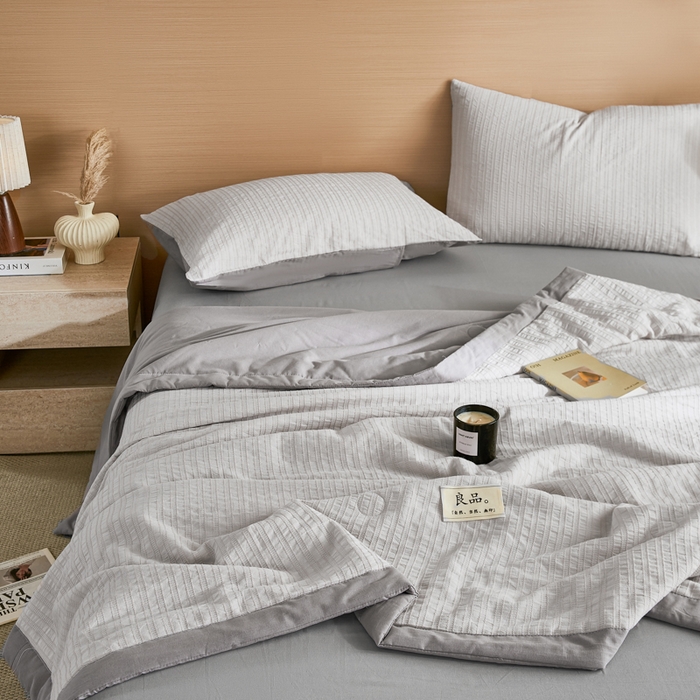 91家纺网 家纺一手货源 找家纺 鸣升家纺 2026新款A类全棉水洗棉条纹提花大豆纤维夏被四件套空调被 条纹提花灰