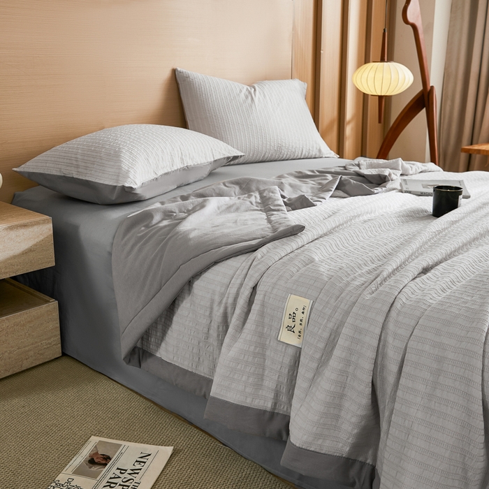 91家纺网 家纺一手货源 找家纺 鸣升家纺 2026新款A类全棉水洗棉条纹提花大豆纤维夏被四件套空调被 条纹提花灰