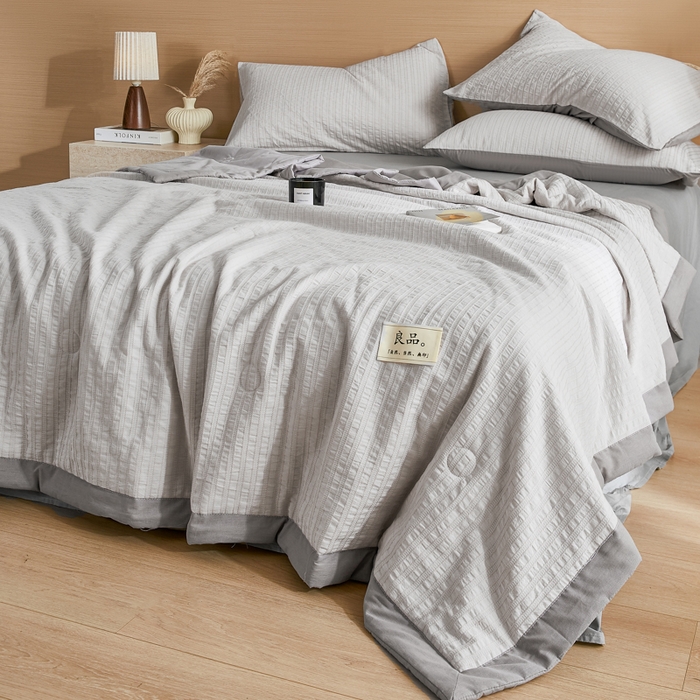 91家纺网 家纺一手货源 找家纺 鸣升家纺 2026新款A类全棉水洗棉条纹提花大豆纤维夏被四件套空调被 条纹提花灰