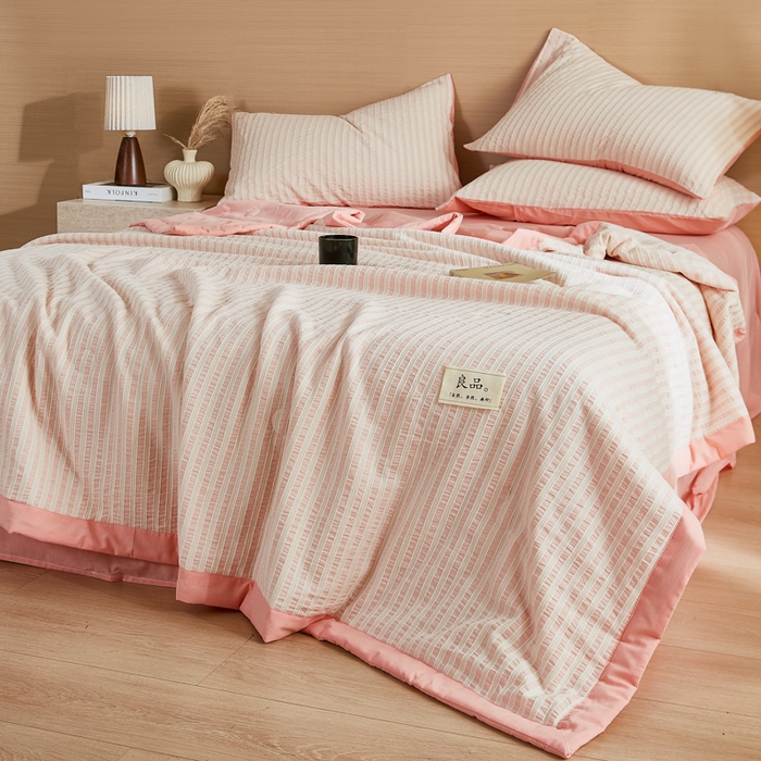 91家纺网 家纺一手货源 找家纺 鸣升家纺 2026新款A类全棉水洗棉条纹提花大豆纤维夏被四件套空调被 条纹提花粉