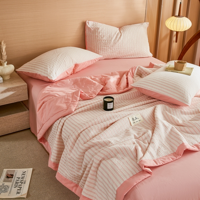 91家纺网 家纺一手货源 找家纺 鸣升家纺 2026新款A类全棉水洗棉条纹提花大豆纤维夏被四件套空调被 条纹提花粉