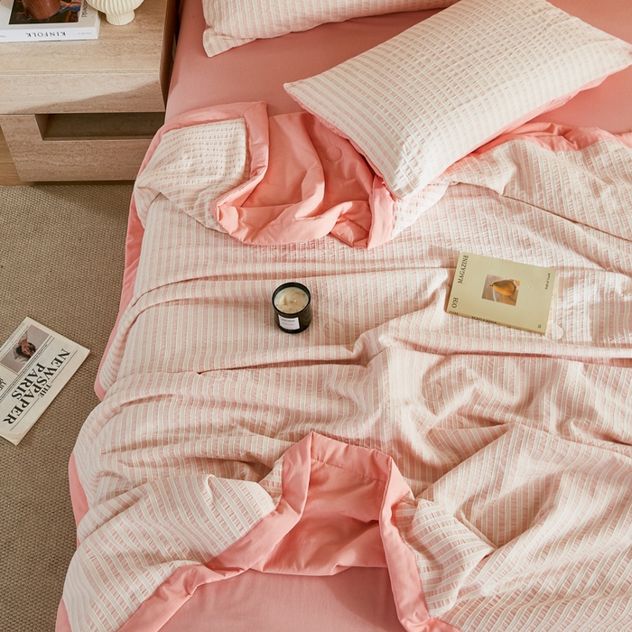 91家纺网 家纺一手货源 找家纺 鸣升家纺 2026新款A类全棉水洗棉条纹提花大豆纤维夏被四件套空调被 条纹提花粉