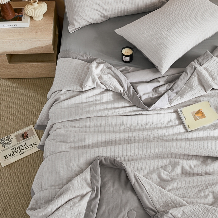 91家纺网 家纺一手货源 找家纺 鸣升家纺 2026新款A类全棉水洗棉条纹提花大豆纤维夏被四件套空调被 条纹提花灰