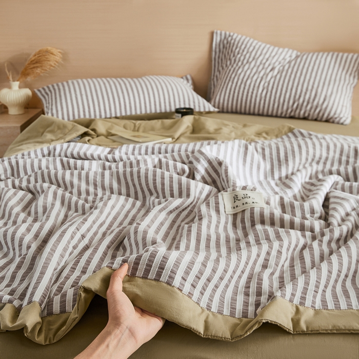 91家纺网 家纺一手货源 找家纺 鸣升家纺 2026新款A类全棉水洗棉条纹提花大豆纤维夏被四件套空调被 条纹提花驼