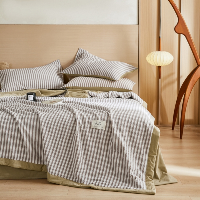 91家纺网 家纺一手货源 找家纺 鸣升家纺 2026新款A类全棉水洗棉条纹提花大豆纤维夏被四件套空调被 条纹提花驼