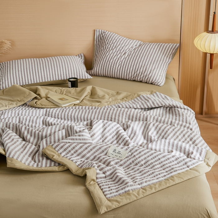 91家纺网 家纺一手货源 找家纺 鸣升家纺 2026新款A类全棉水洗棉条纹提花大豆纤维夏被四件套空调被 条纹提花驼