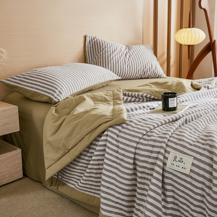 91家纺网 家纺一手货源 找家纺 鸣升家纺 2026新款A类全棉水洗棉条纹提花大豆纤维夏被四件套空调被 条纹提花驼