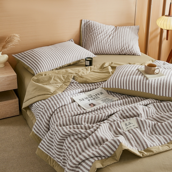 91家纺网 家纺一手货源 找家纺 鸣升家纺 2026新款A类全棉水洗棉条纹提花大豆纤维夏被四件套空调被 条纹提花驼