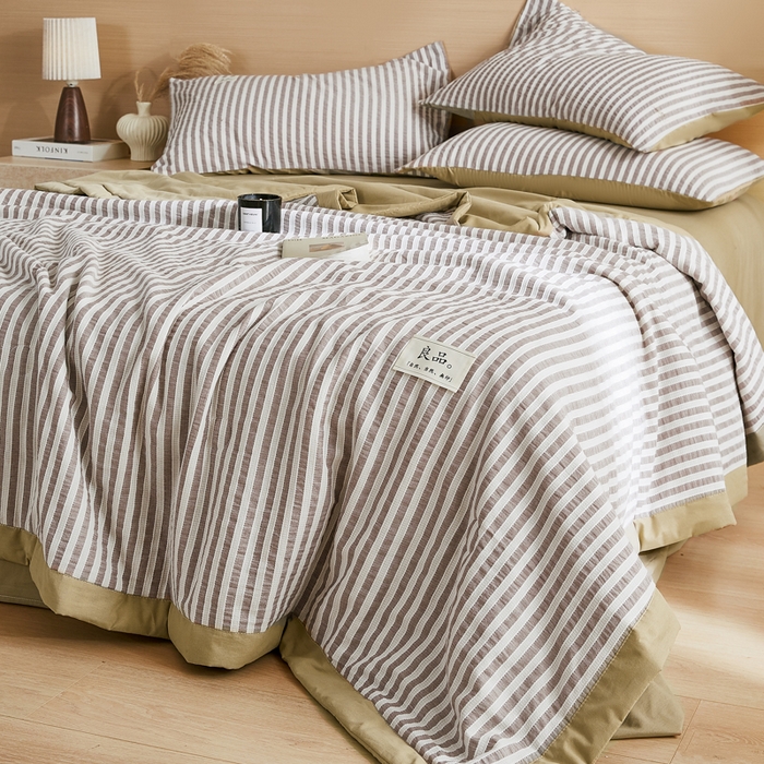 91家纺网 家纺一手货源 找家纺 鸣升家纺 2026新款A类全棉水洗棉条纹提花大豆纤维夏被四件套空调被 条纹提花驼