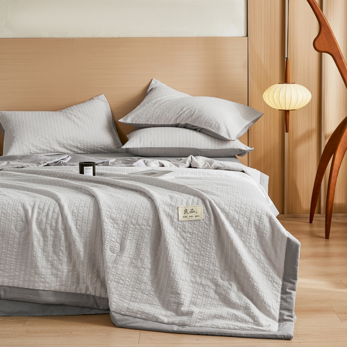 91家纺网 家纺一手货源 找家纺 鸣升家纺 2026新款A类全棉水洗棉条纹提花大豆纤维夏被四件套空调被 条纹提花灰