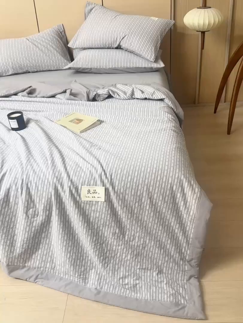 91家纺网 家纺一手货源 找家纺 鸣升家纺 2026新款A类全棉水洗棉条纹提花大豆纤维夏被四件套空调被 条纹提花灰