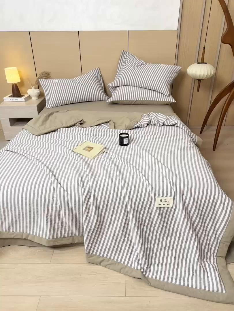 91家纺网 家纺一手货源 找家纺 鸣升家纺 2026新款A类全棉水洗棉条纹提花大豆纤维夏被四件套空调被 条纹提花驼