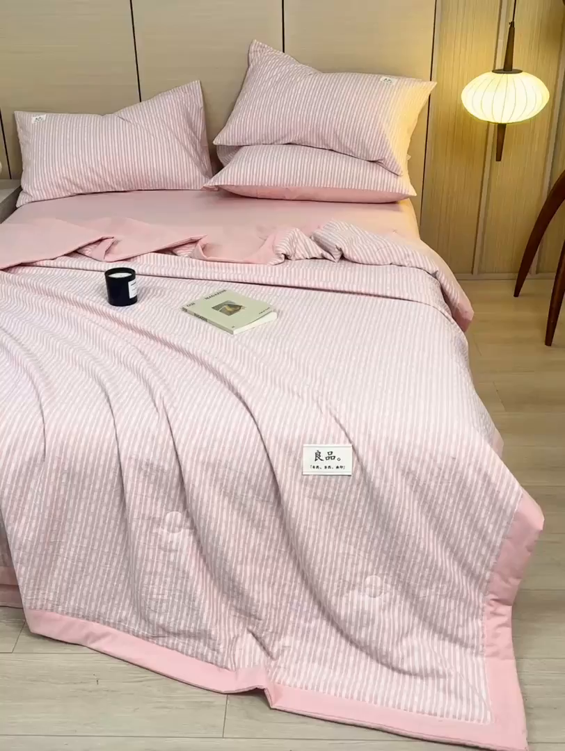91家纺网 家纺一手货源 找家纺 鸣升家纺 2026新款A类全棉水洗棉条纹提花大豆纤维夏被四件套空调被 条纹提花粉