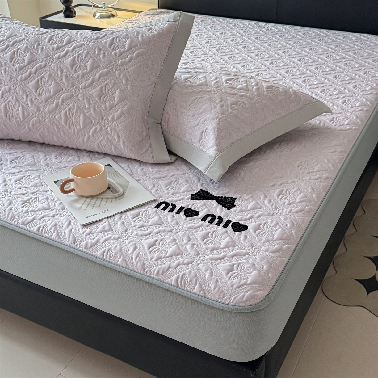 91家纺网 家纺一手货源 找家纺 梵克保罗 2026春夏新款立体刺绣乙纶夏凉凉席-蝶韵-床笠款 蝶韵 冰雾紫