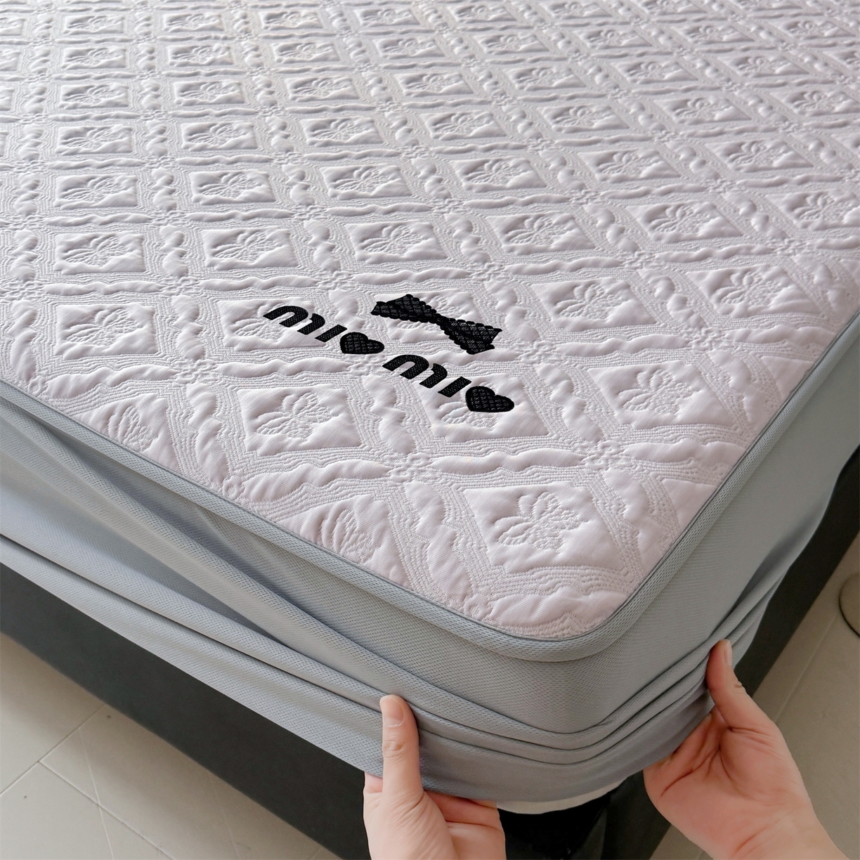 91家纺网 家纺一手货源 找家纺 梵克保罗 2026春夏新款立体刺绣乙纶夏凉凉席-蝶韵-床笠款 蝶韵 冰雾紫