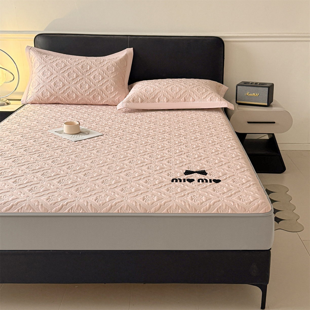 91家纺网 家纺一手货源 找家纺 梵克保罗 2026春夏新款立体刺绣乙纶夏凉凉席-蝶韵-床笠款 蝶韵 冰云粉