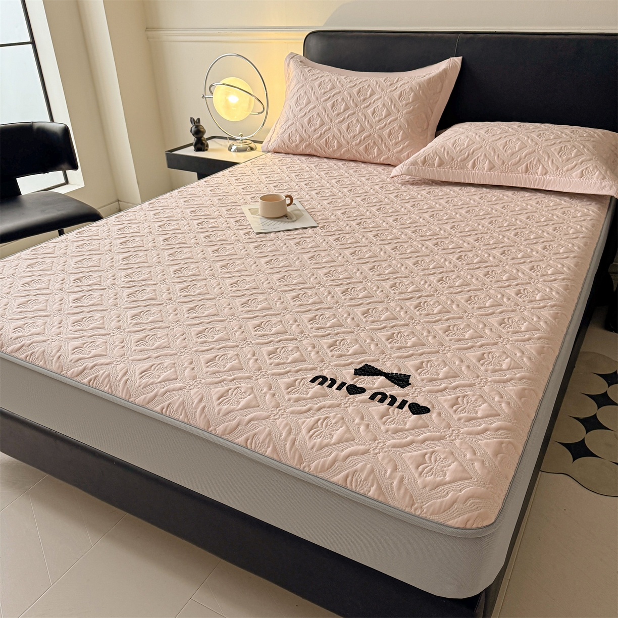 91家纺网 家纺一手货源 找家纺 梵克保罗 2026春夏新款立体刺绣乙纶夏凉凉席-蝶韵-床笠款 蝶韵 冰云粉