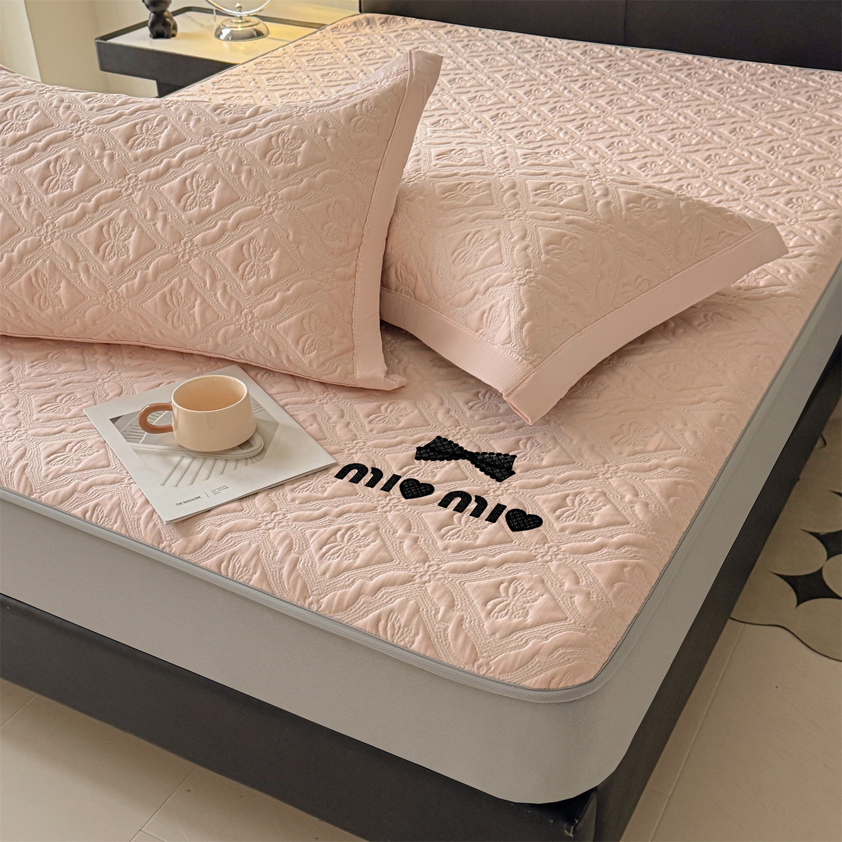 91家纺网 家纺一手货源 找家纺 梵克保罗 2026春夏新款立体刺绣乙纶夏凉凉席-蝶韵-床笠款 蝶韵 冰云粉