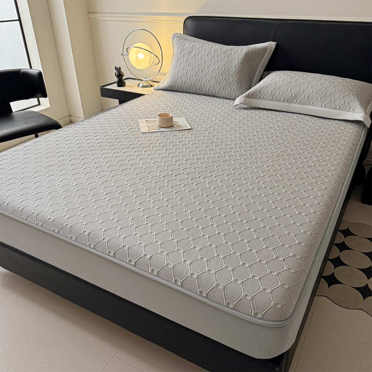 91家纺网 家纺一手货源 找家纺 梵克保罗 2026春夏新款立体刺绣乙纶夏凉凉席-蝶韵-床笠款 菱格  冰浅灰