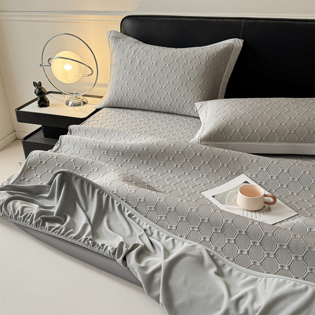 91家纺网 家纺一手货源 找家纺 梵克保罗 2026春夏新款立体刺绣乙纶夏凉凉席-蝶韵-床笠款 菱格  冰浅灰