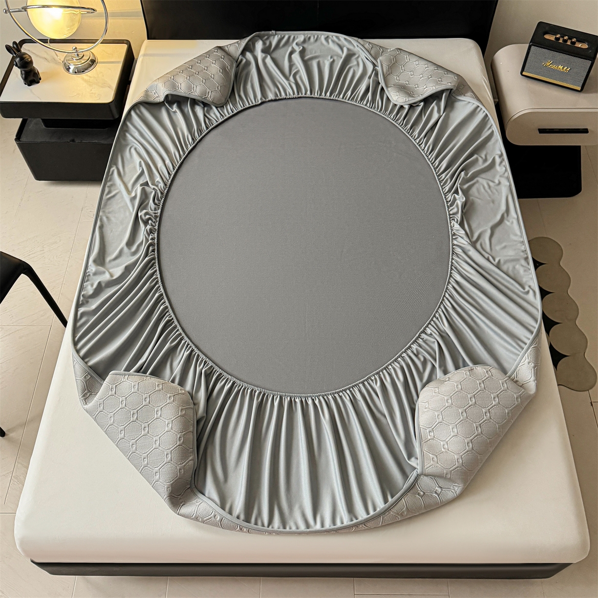 91家纺网 家纺一手货源 找家纺 梵克保罗 2026春夏新款立体刺绣乙纶夏凉凉席-蝶韵-床笠款 菱格  冰浅灰