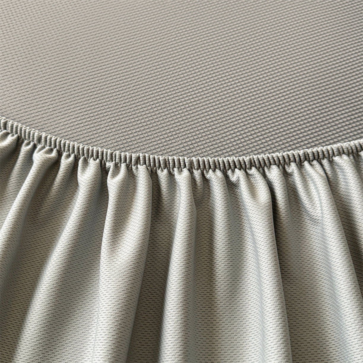 91家纺网 家纺一手货源 找家纺 梵克保罗 2026春夏新款立体刺绣乙纶夏凉凉席-蝶韵-床笠款 菱格  冰浅灰