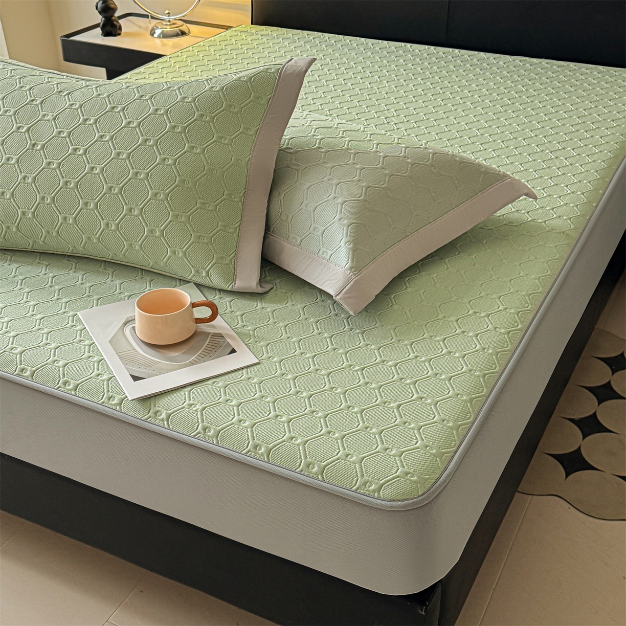 91家纺网 家纺一手货源 找家纺 梵克保罗 2026春夏新款立体刺绣乙纶夏凉凉席-蝶韵-床笠款 菱格  冰清绿