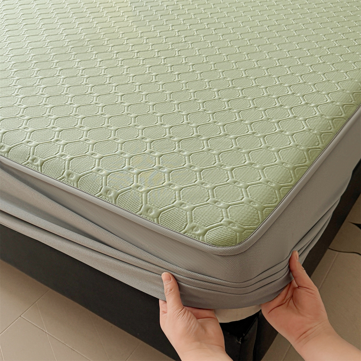 91家纺网 家纺一手货源 找家纺 梵克保罗 2026春夏新款立体刺绣乙纶夏凉凉席-蝶韵-床笠款 菱格  冰清绿