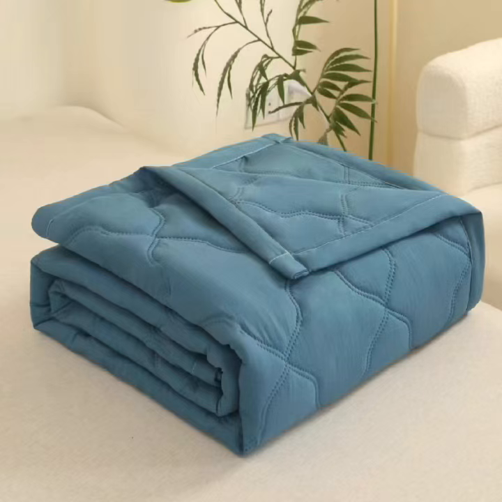 91家纺网 家纺一手货源 找家纺 坦客毯业 2026新款超声波夏被纯色水洗棉夏凉被批发赠品礼品被供货 爱斯蓝