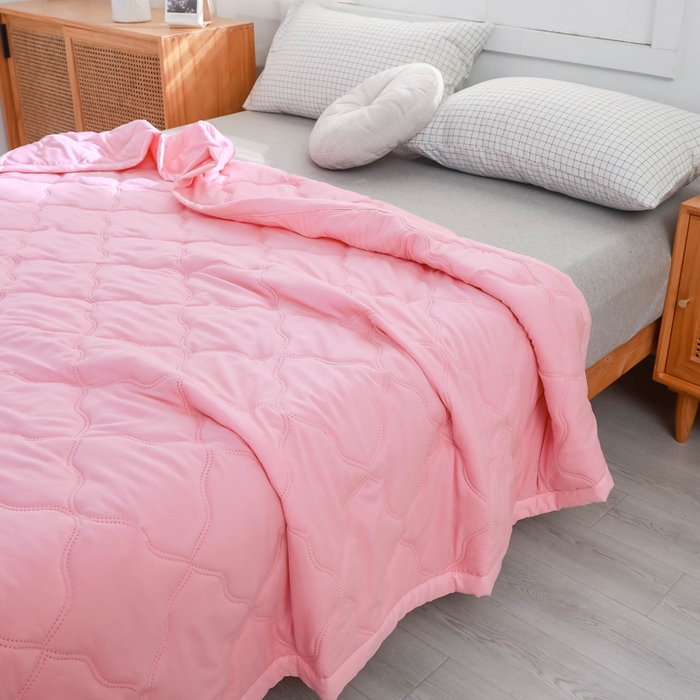 91家纺网 家纺一手货源 找家纺 坦客毯业 2026新款超声波夏被纯色水洗棉夏凉被批发赠品礼品被供货 夏被-粉